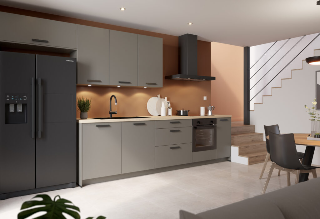 Cuisine moderne avec armoires grises, réfrigérateur noir, plan de travail beige, et table à manger en bois près d'un escalier.