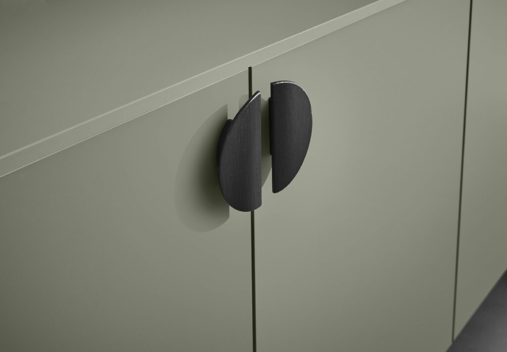 Poignées rondes noires de cuisine