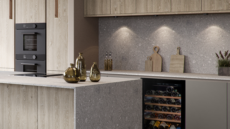 Cuisine moderne avec un plan de travail en pierre grise, des armoires en bois clair, une cave à vin intégrée et des vases décoratifs en verre brun.