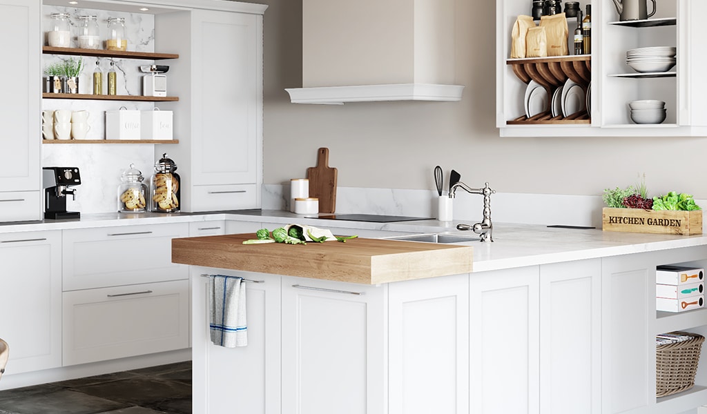 Cuisine cottage aux façades blanches, avec poignées et plan de travail effet marbre