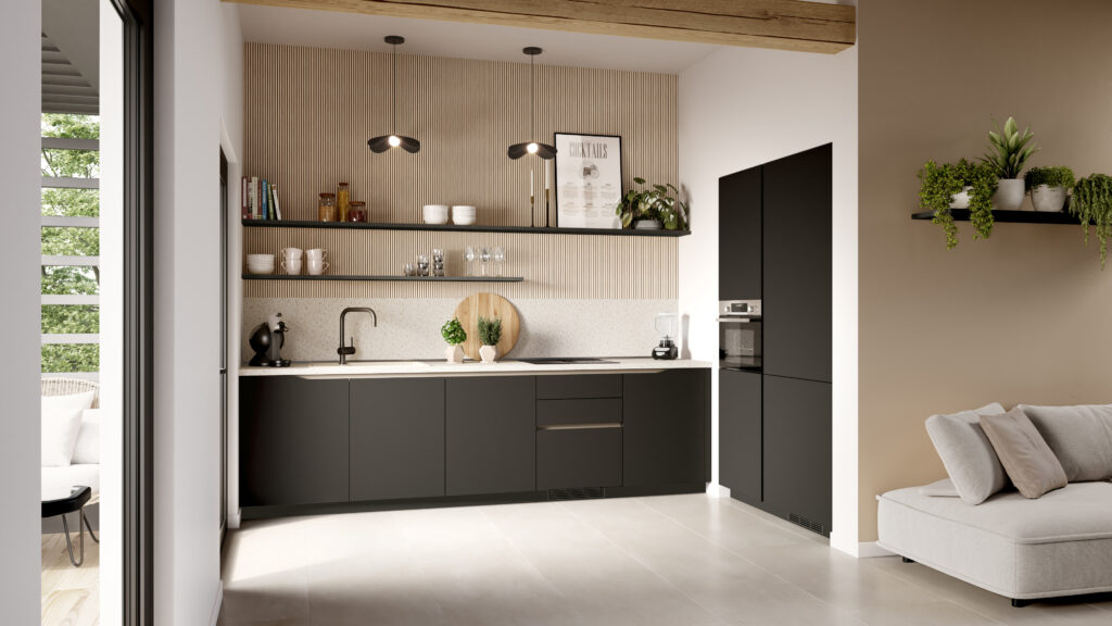 Cuisine moderne avec meubles noirs, plan de travail clair, étagères murales avec livres et plantes, et un canapé beige à droite.