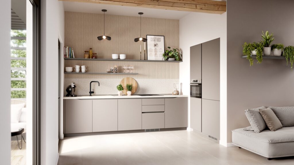 Cuisine moderne aux meubles beige macchiato avec plan de travail clair, évier noir, étagères murales décorées et colonne avec four encastré à droite.
