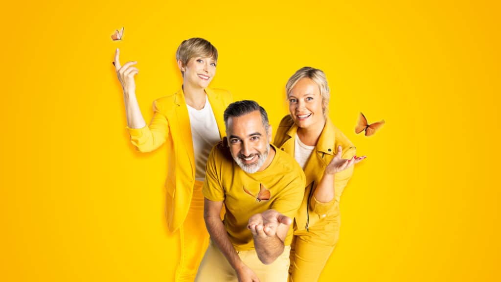 Animateurs Viva for Life sur fond jaune, avec papillons