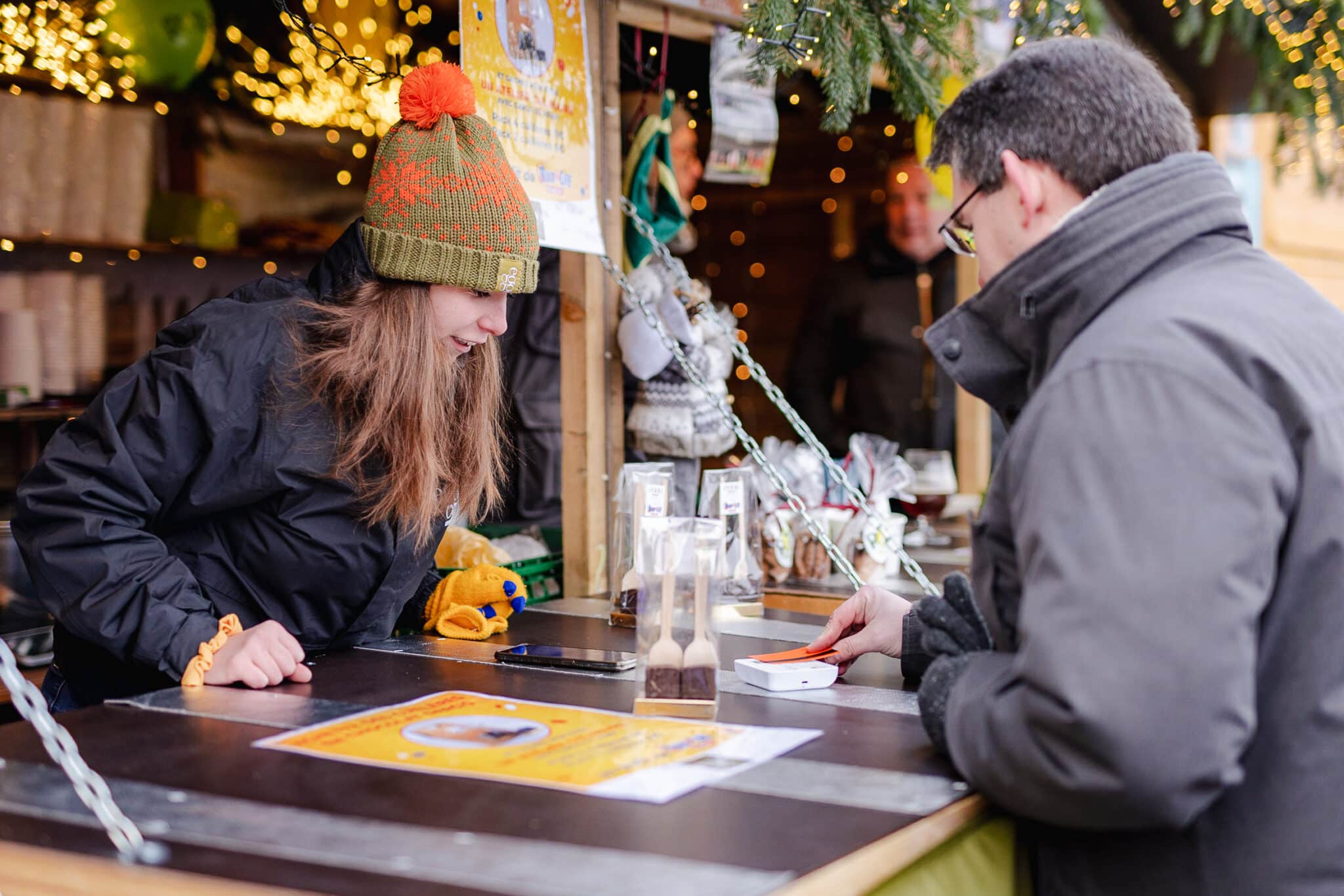 Deux personnes parlent au chalet èggo pour Viva For Life