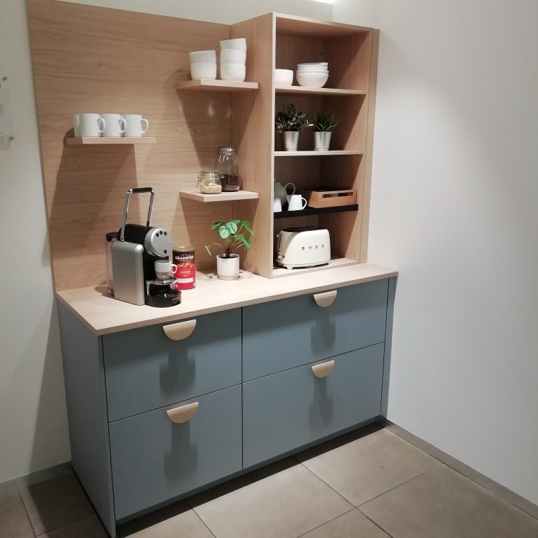 Coin café avec façades bleues, étagères et crédence effet bois clair.