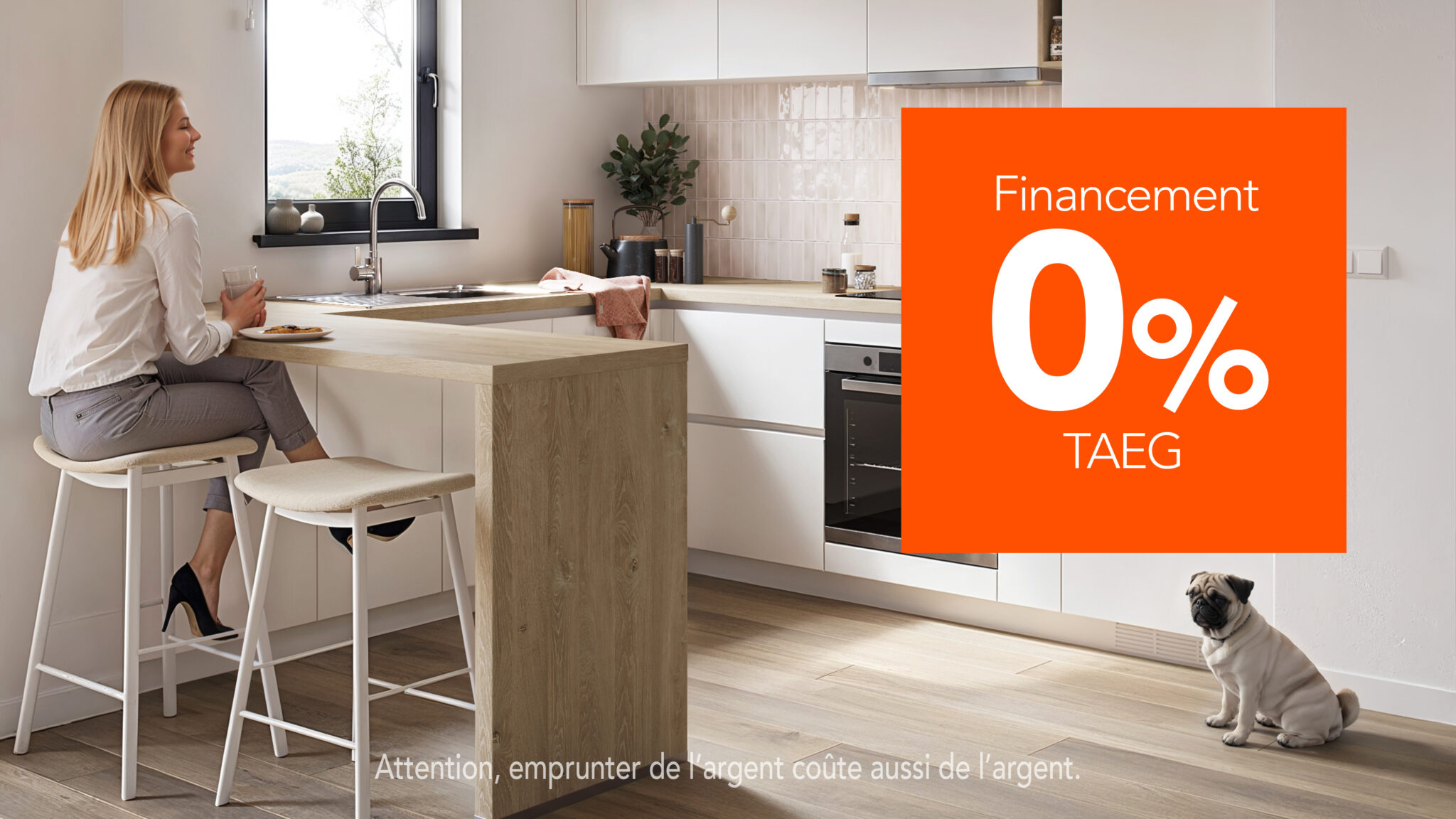 Cuisine aux façades blanches et coin repas en bois, avec une femme assise et un carlin. Message promotionnel "Financement 0% TAEG"