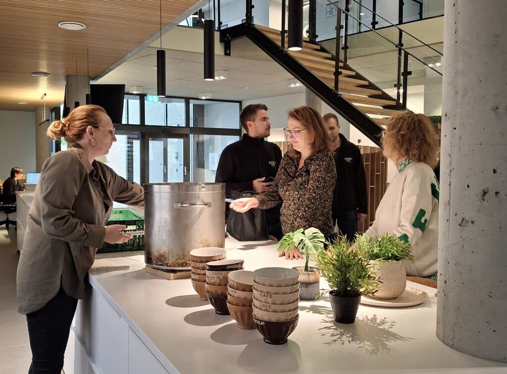 Personnes qui font la file devant une marmite lors du lunch solidaire pour Viva For Life
