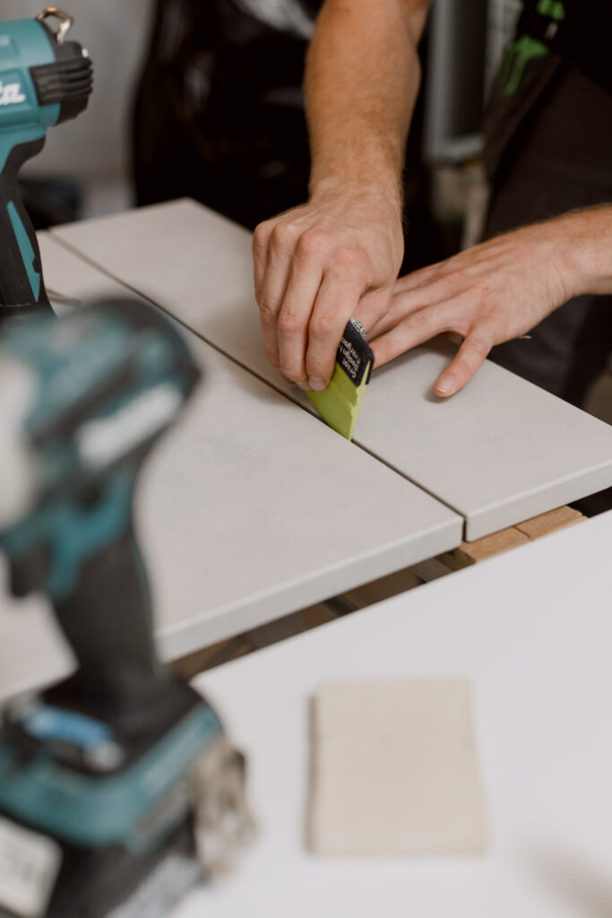 Façade de cuisine en train d'être recouverte par un vinyle
