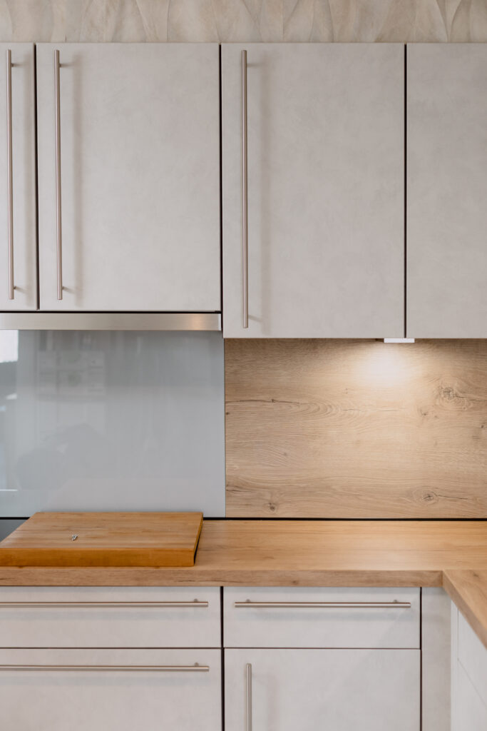 Cuisine dont les façades ont été recouvertes par un vinyle