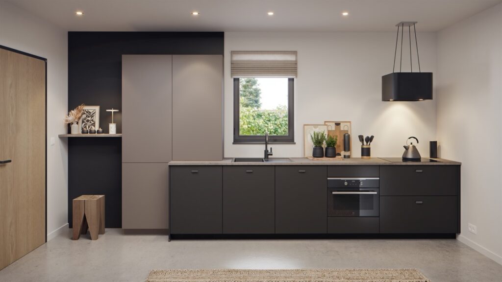 Cuisine moderne avec meubles bas noirs et colonnes taupe, évier sous une fenêtre centrale, four encastré à droite et hotte suspendue noire au-dessus du plan de travail.