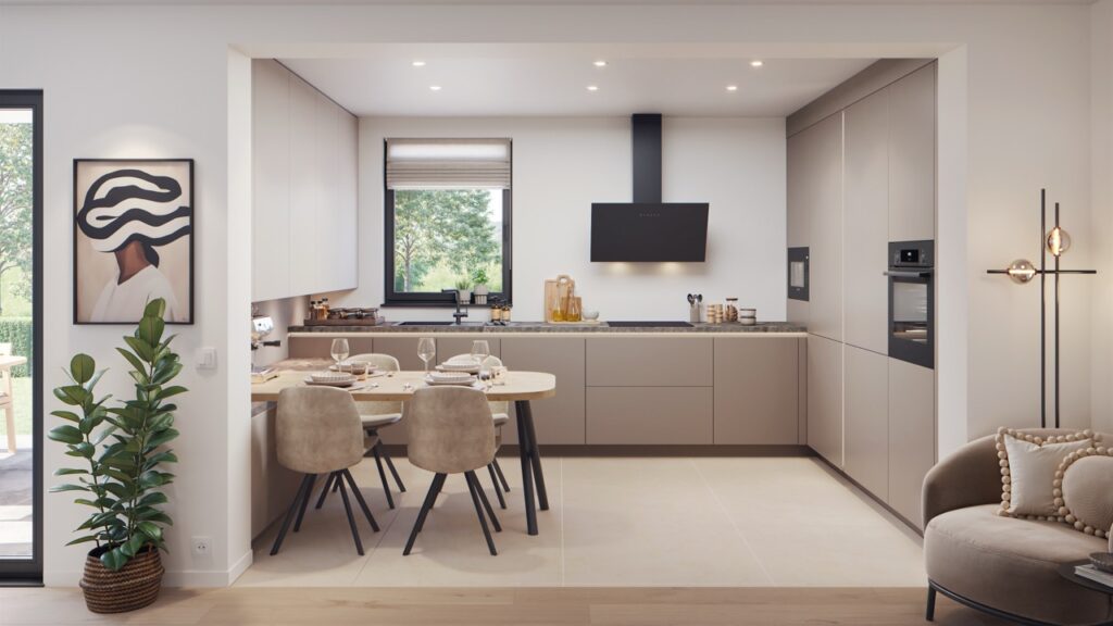 Cuisine moderne en U avec meubles beige mat, hotte noire, four encastré, table en bois clair avec quatre chaises, fenêtre centrale et plante verte à gauche.