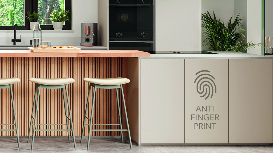 Cuisine moderne avec îlot central blanc et bois à lattes verticales, trois tabourets clairs, évier noir, four encastré noir et mention « Anti Finger Print » sur une façade.