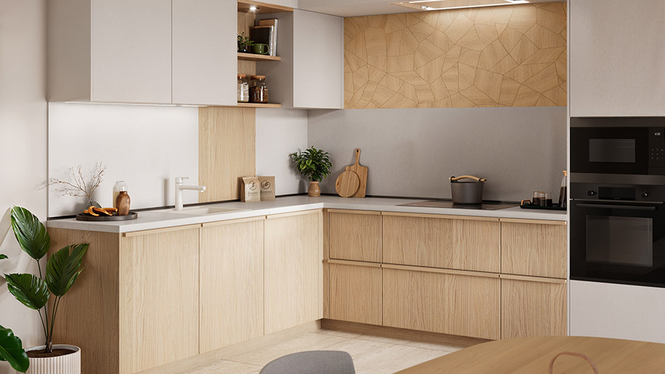 Cuisine en L avec meubles en bois clair et placards blancs, plan de travail blanc, crédence beige texturée et colonne noire avec four et micro-ondes encastrés.