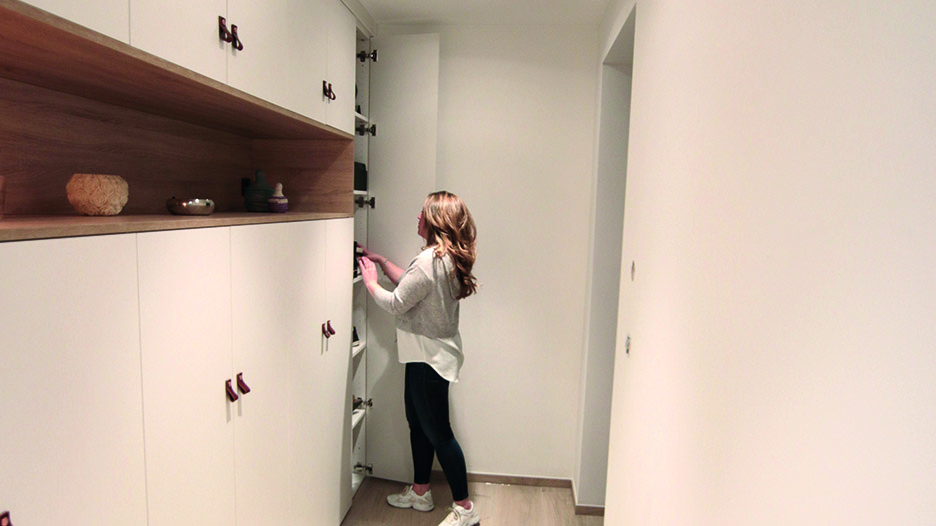 Niche en bois dans meuble de hall d'entrée