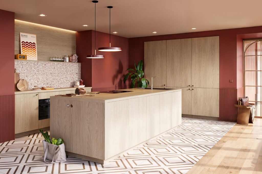 Cuisine en imitation bois clair avec murs aux couleurs terracotta