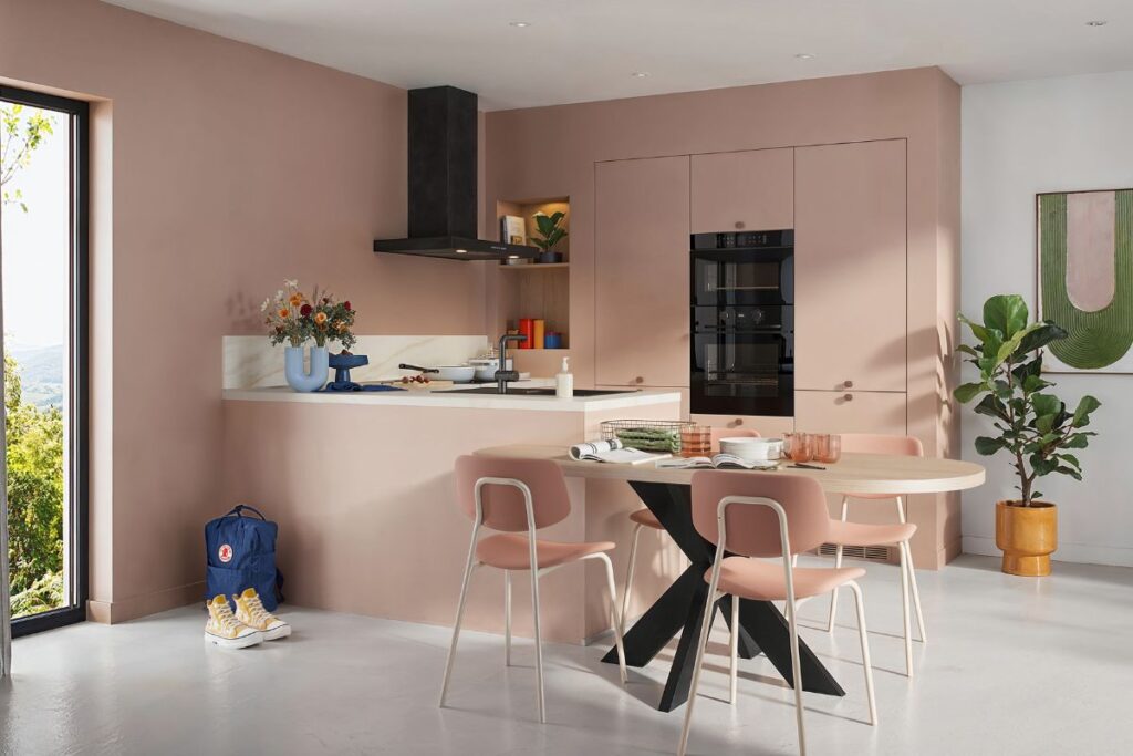 Cuisine moderne en L rose pale avec hotte noire