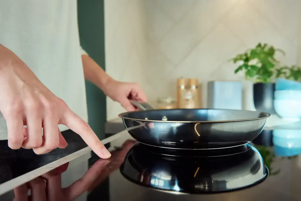 Allumage d'une plaque à induction dans une cuisine