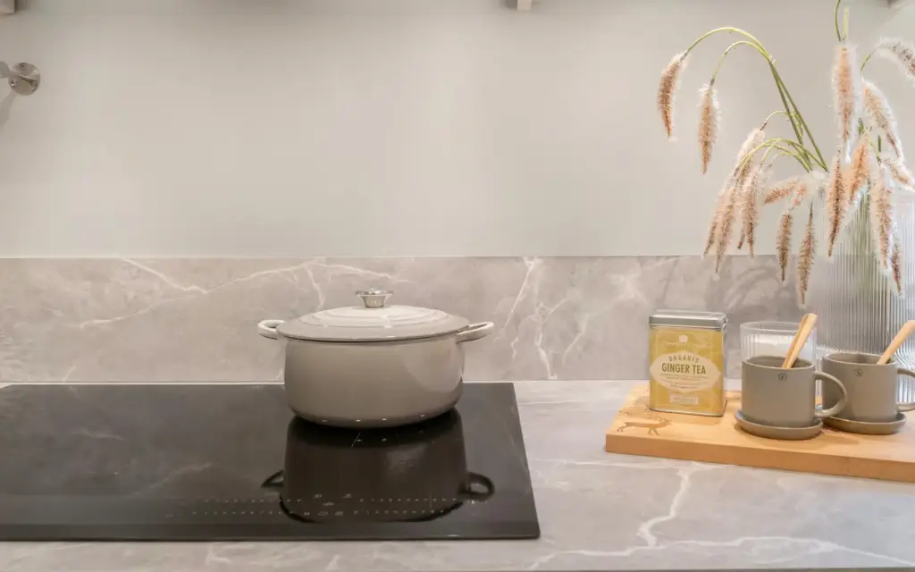 Casserole sur une plaque à induction sur le plan de travail d'une cuisine